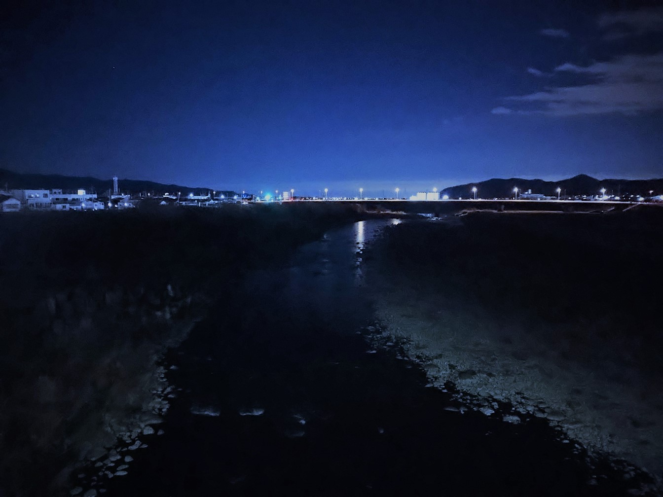 夜の川の写真